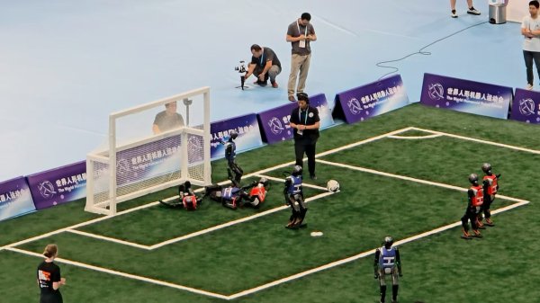 乐蒙网 运动会的搞笑瞬间里，人形机器人的未来正在展开