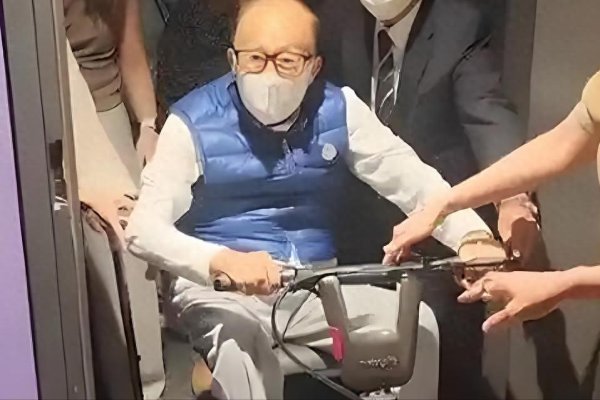 多盈策略 2909亿身价有何用? 97岁的李嘉诚无力回天, 两个60岁儿子已成心病